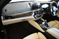 BMW 5シリーズ 530i Mｽﾎﾟｰﾂ G30型 型式変更後ﾓﾃﾞﾙ全面液晶ﾒｰﾀｰﾊﾟﾈﾙ   高出力 ｻﾝﾙｰﾌ ﾊｲﾗｲﾝP 全席ﾋｰﾀｰｱｲﾎﾞﾘｰ革 LEDﾍｯﾄﾞﾗｲﾄ 追従ACC HUD ﾊｰﾏﾝｶｰﾄﾞﾝ 車線変更&逸脱警告 衝突軽減B ﾀｯﾁﾊﾟﾈﾙ対応iﾄﾞﾗｲﾌﾞHDDﾅﾋﾞﾌﾙｾｸﾞ 3Dﾋﾞｭｰ Bｶﾒﾗ 電動ﾄﾗﾝｸ 2年保証