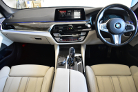 BMW 5シリーズ 530i Mｽﾎﾟｰﾂ G30型 型式変更後ﾓﾃﾞﾙ全面液晶ﾒｰﾀｰﾊﾟﾈﾙ   高出力 ｻﾝﾙｰﾌ ﾊｲﾗｲﾝP 全席ﾋｰﾀｰｱｲﾎﾞﾘｰ革 LEDﾍｯﾄﾞﾗｲﾄ 追従ACC HUD ﾊｰﾏﾝｶｰﾄﾞﾝ 車線変更&逸脱警告 衝突軽減B ﾀｯﾁﾊﾟﾈﾙ対応iﾄﾞﾗｲﾌﾞHDDﾅﾋﾞﾌﾙｾｸﾞ 3Dﾋﾞｭｰ Bｶﾒﾗ 電動ﾄﾗﾝｸ 2年保証