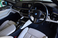 BMW 5シリーズ 530i Mｽﾎﾟｰﾂ G30型 型式変更後ﾓﾃﾞﾙ全面液晶ﾒｰﾀｰﾊﾟﾈﾙ   高出力 ｻﾝﾙｰﾌ ﾊｲﾗｲﾝP 全席ﾋｰﾀｰｱｲﾎﾞﾘｰ革 LEDﾍｯﾄﾞﾗｲﾄ 追従ACC HUD ﾊｰﾏﾝｶｰﾄﾞﾝ 車線変更&逸脱警告 衝突軽減B ﾀｯﾁﾊﾟﾈﾙ対応iﾄﾞﾗｲﾌﾞHDDﾅﾋﾞﾌﾙｾｸﾞ 3Dﾋﾞｭｰ Bｶﾒﾗ 電動ﾄﾗﾝｸ 2年保証