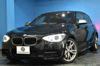 BMW 1シリーズ M135i 直6ﾀｰﾎﾞ320馬力 1ｵｰﾅｰ ｱﾀﾞﾌﾟﾃｨﾌﾞMｻｽ 大型ﾌﾞﾚｰｷｼｽﾃﾑ ﾋｰﾀｰ付黒革電動 ﾀｯﾁﾊﾟｯﾄﾞ付iﾄﾞﾗｲﾌﾞHDDﾅﾋﾞ Bｶﾒﾗ ﾘｱPDC ﾊﾟﾄﾞﾙｼﾌﾄ 専用18AW ｽﾏｰﾄｷｰ ETC 2年保証
