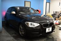 BMW 1シリーズ M135i 直6ﾀｰﾎﾞ320馬力 1ｵｰﾅｰ ｱﾀﾞﾌﾟﾃｨﾌﾞMｻｽ 大型ﾌﾞﾚｰｷｼｽﾃﾑ ﾋｰﾀｰ付黒革電動 ﾀｯﾁﾊﾟｯﾄﾞ付iﾄﾞﾗｲﾌﾞHDDﾅﾋﾞ Bｶﾒﾗ ﾘｱPDC ﾊﾟﾄﾞﾙｼﾌﾄ 専用18AW ｽﾏｰﾄｷｰ ETC 2年保証