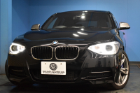BMW 1シリーズ M135i 直6ﾀｰﾎﾞ320馬力 1ｵｰﾅｰ ｱﾀﾞﾌﾟﾃｨﾌﾞMｻｽ 大型ﾌﾞﾚｰｷｼｽﾃﾑ ﾋｰﾀｰ付黒革電動 ﾀｯﾁﾊﾟｯﾄﾞ付iﾄﾞﾗｲﾌﾞHDDﾅﾋﾞ Bｶﾒﾗ ﾘｱPDC ﾊﾟﾄﾞﾙｼﾌﾄ 専用18AW ｽﾏｰﾄｷｰ ETC 2年保証