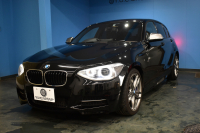 BMW 1シリーズ M135i 直6ﾀｰﾎﾞ320馬力 1ｵｰﾅｰ ｱﾀﾞﾌﾟﾃｨﾌﾞMｻｽ 大型ﾌﾞﾚｰｷｼｽﾃﾑ ﾋｰﾀｰ付黒革電動 ﾀｯﾁﾊﾟｯﾄﾞ付iﾄﾞﾗｲﾌﾞHDDﾅﾋﾞ Bｶﾒﾗ ﾘｱPDC ﾊﾟﾄﾞﾙｼﾌﾄ 専用18AW ｽﾏｰﾄｷｰ ETC 2年保証